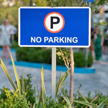 No parking sign - Image by Dim Hou from Pixabay